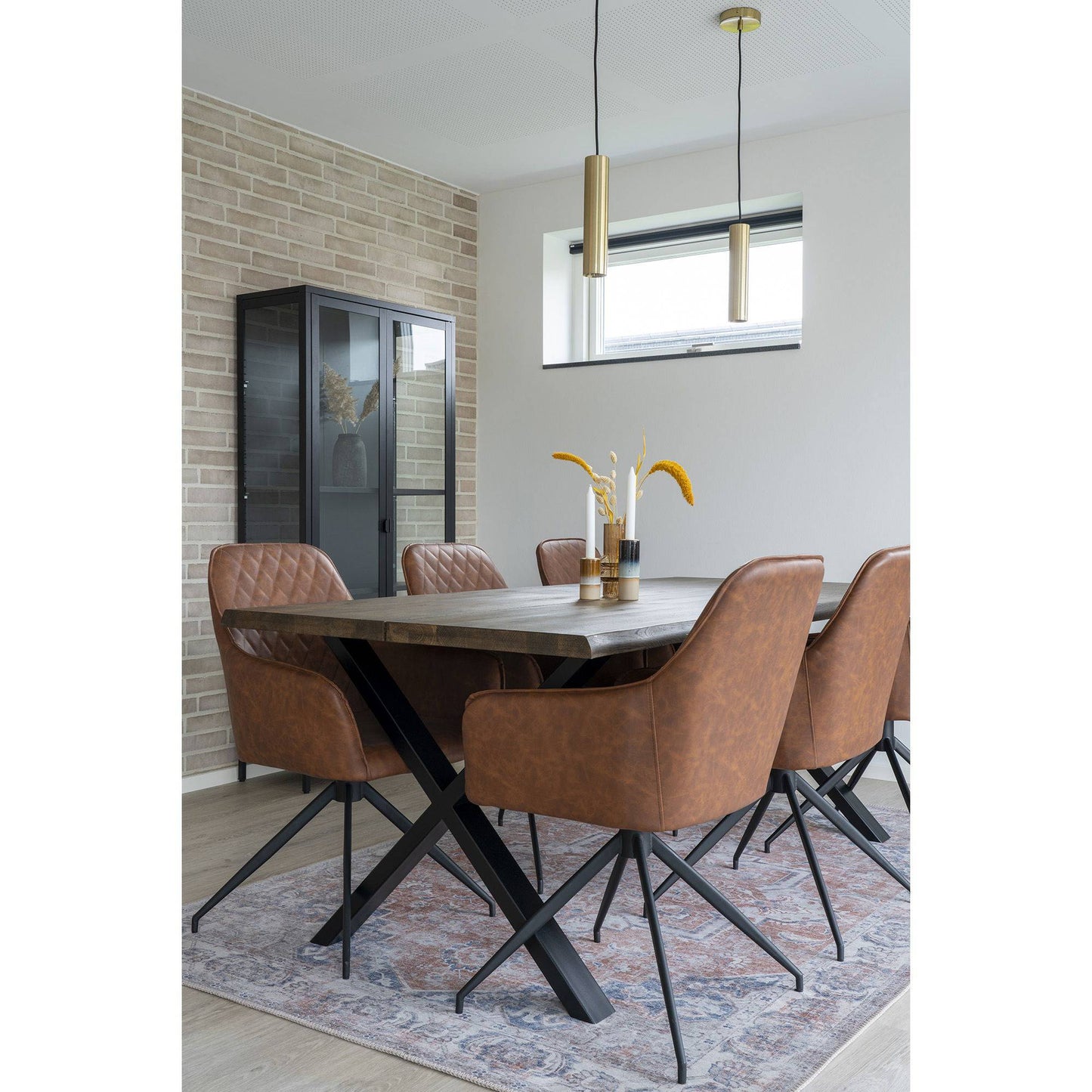 Scaun de dining rotativ, piele PU, maro vintage, picioare negre in living scandinav modern