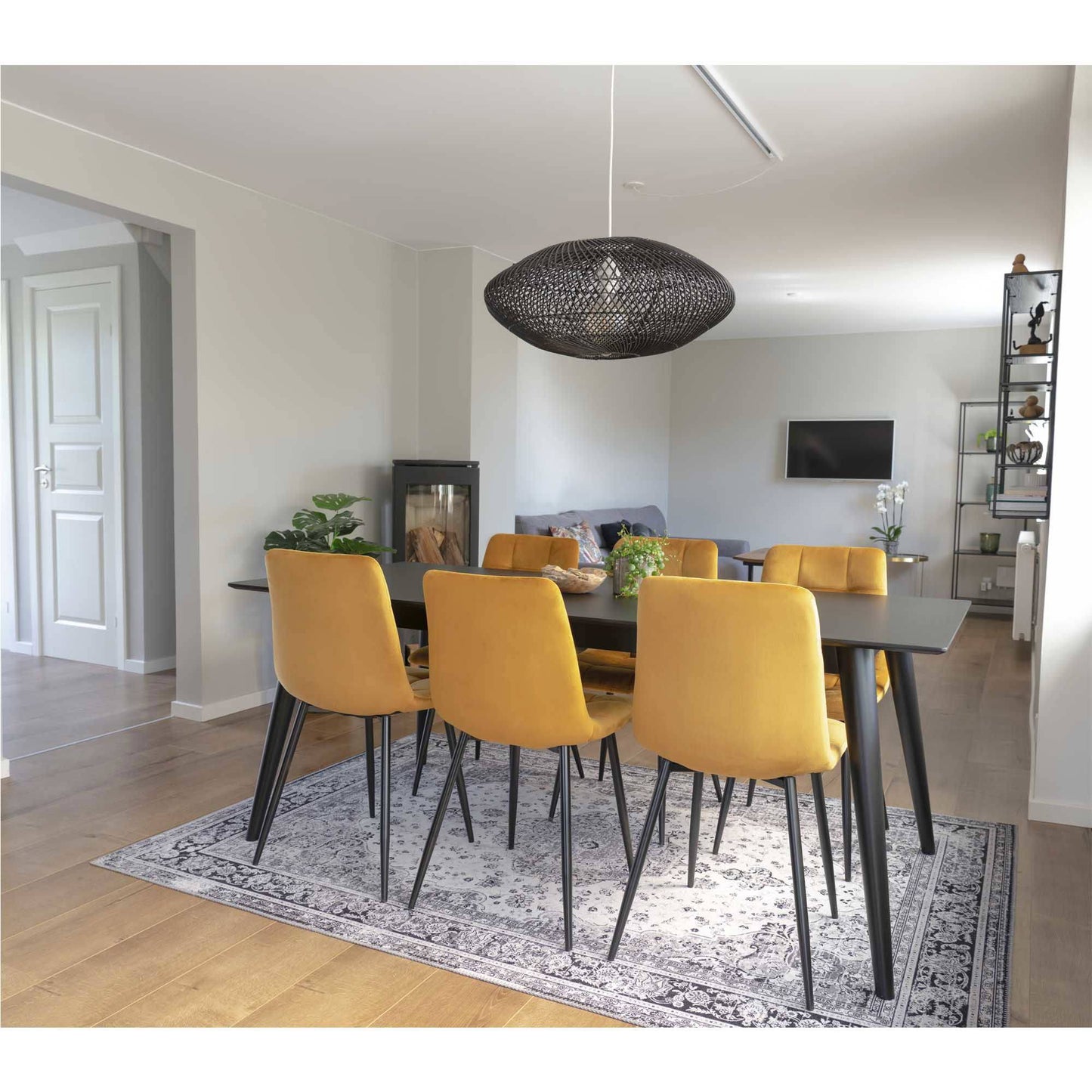 Scaun de dining din catifea, galben mustar, picioare negre, in living scandinav modern