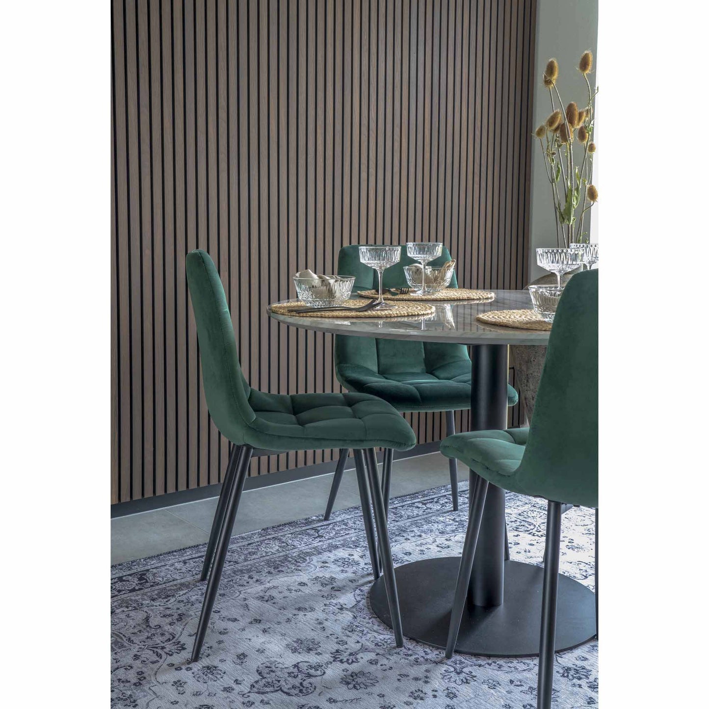 Scaun de dining din catifea, verde inchis, picioare negre, in living scandinav modern