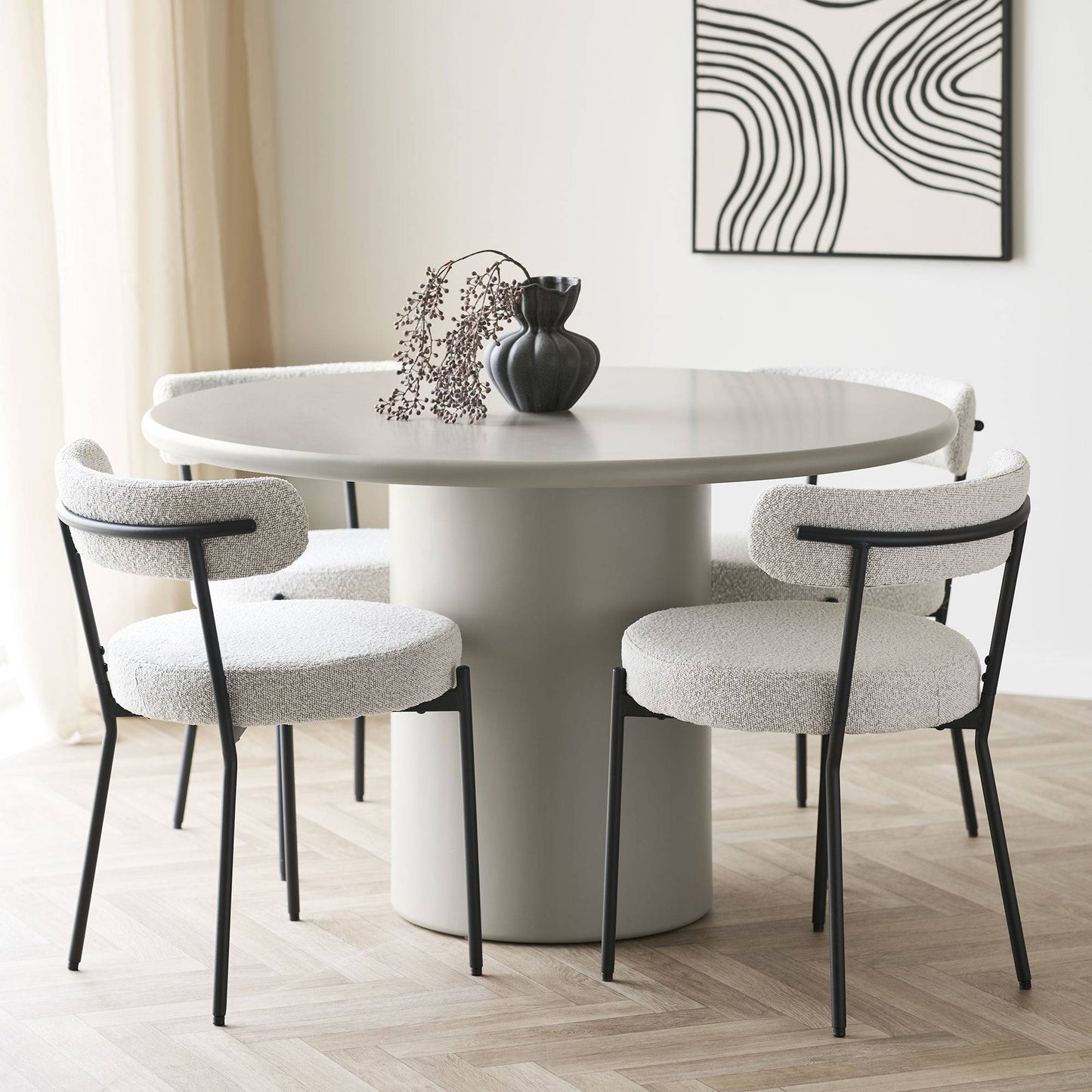 Scaun de dining din material bouclé, alb, picioare negre, in living bej