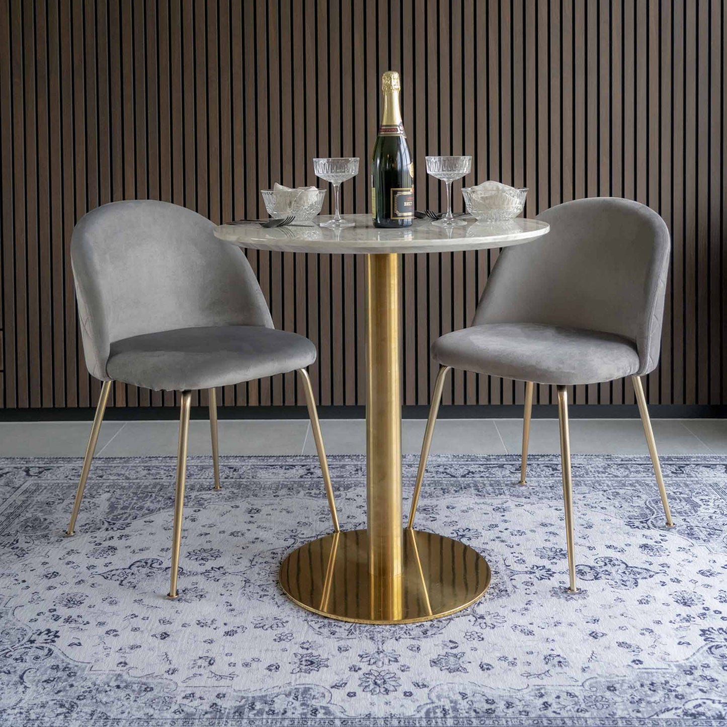 Scaun de dining din catifea, gri, picioare cu aspect alam, in living modern