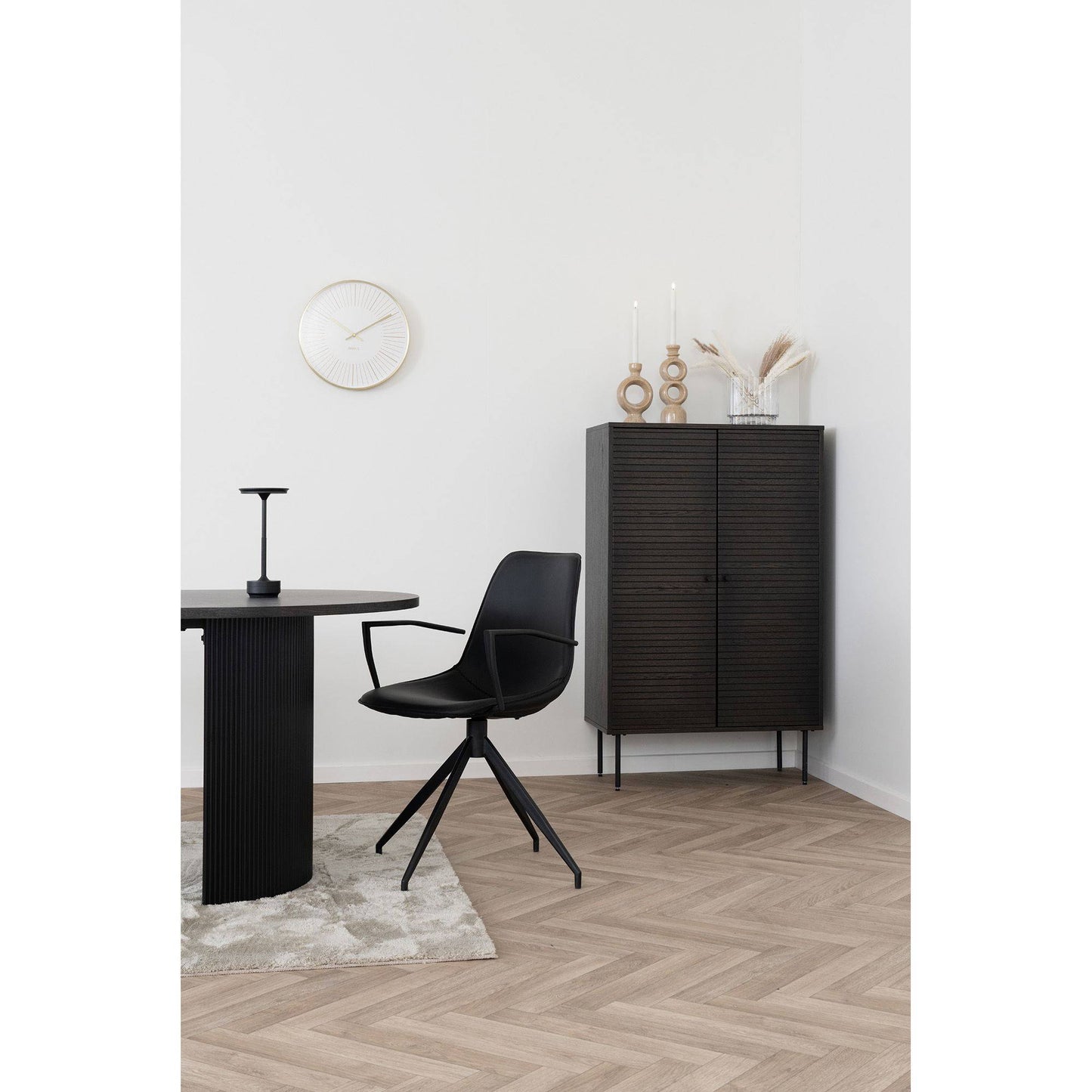 Scaun de dining rotativ, cu cotiere, piele PU, negru cu picioare negre, in living scandinav