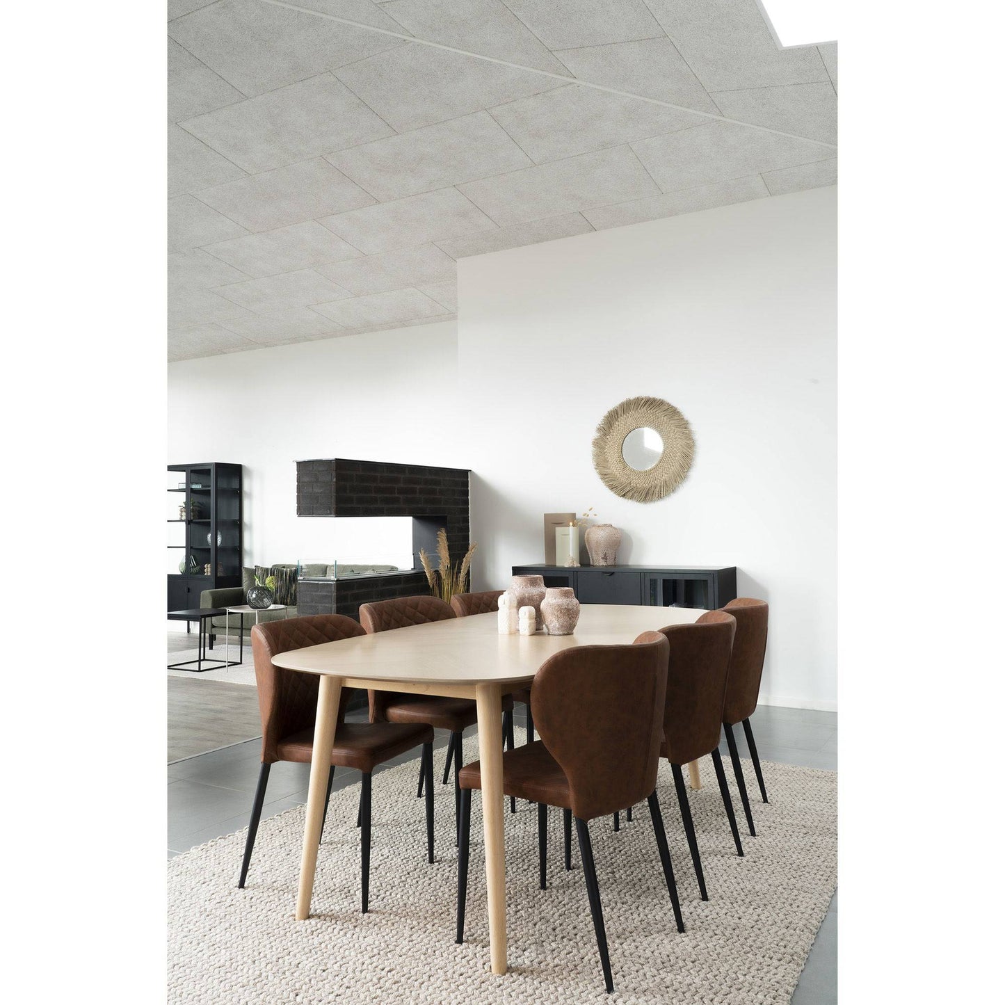 Scaun de dining, maro vintage, picioare negre, in living contemporan