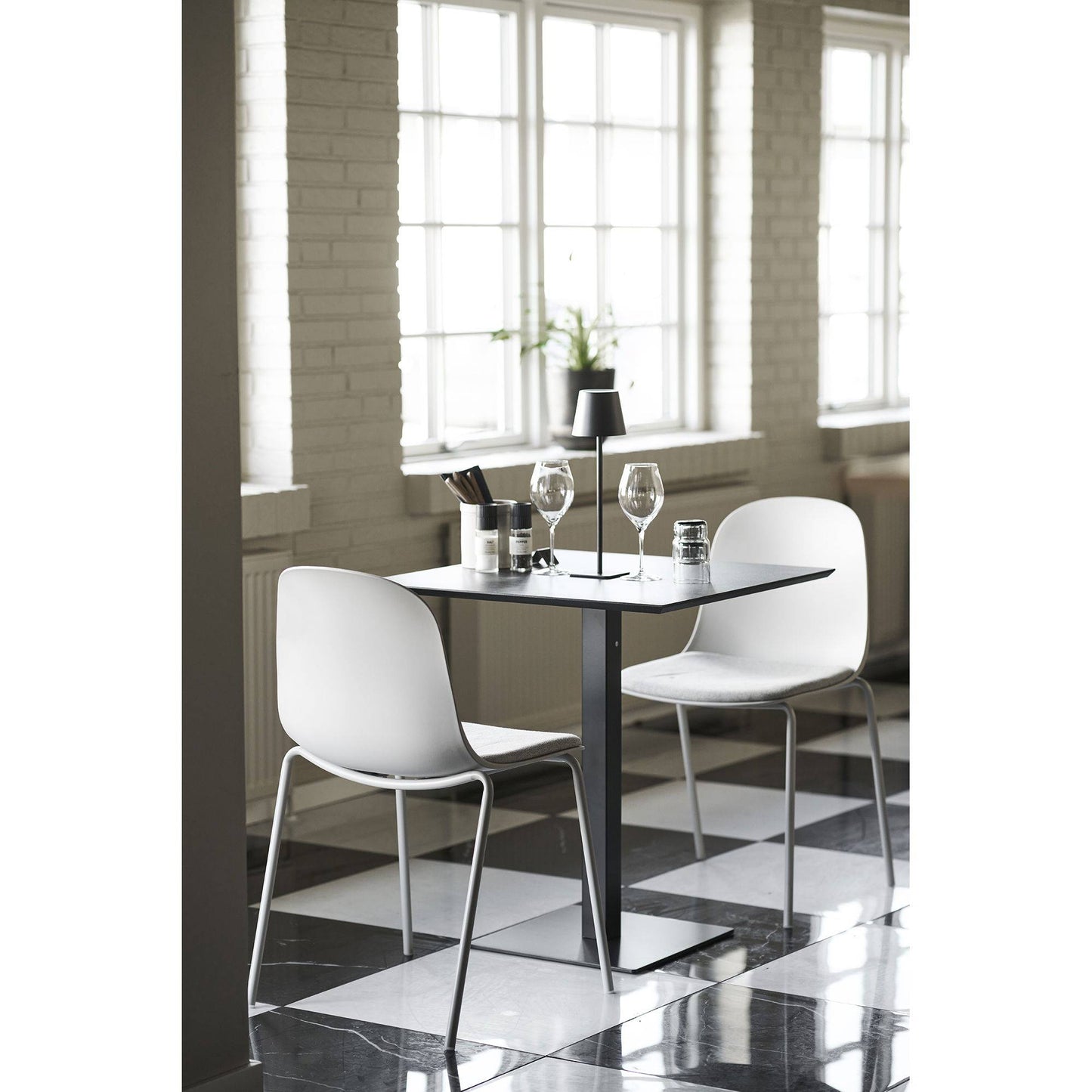 Scaun de dining, gri deschis, in living scandinav modern