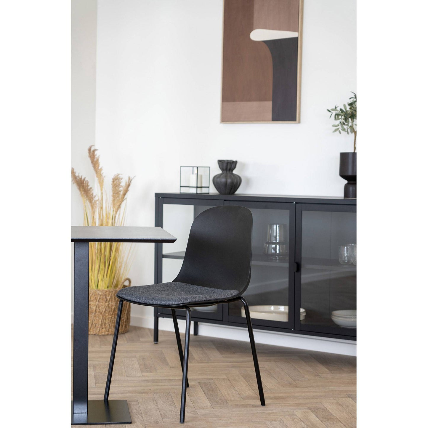Scaun de dining negru, in living modern