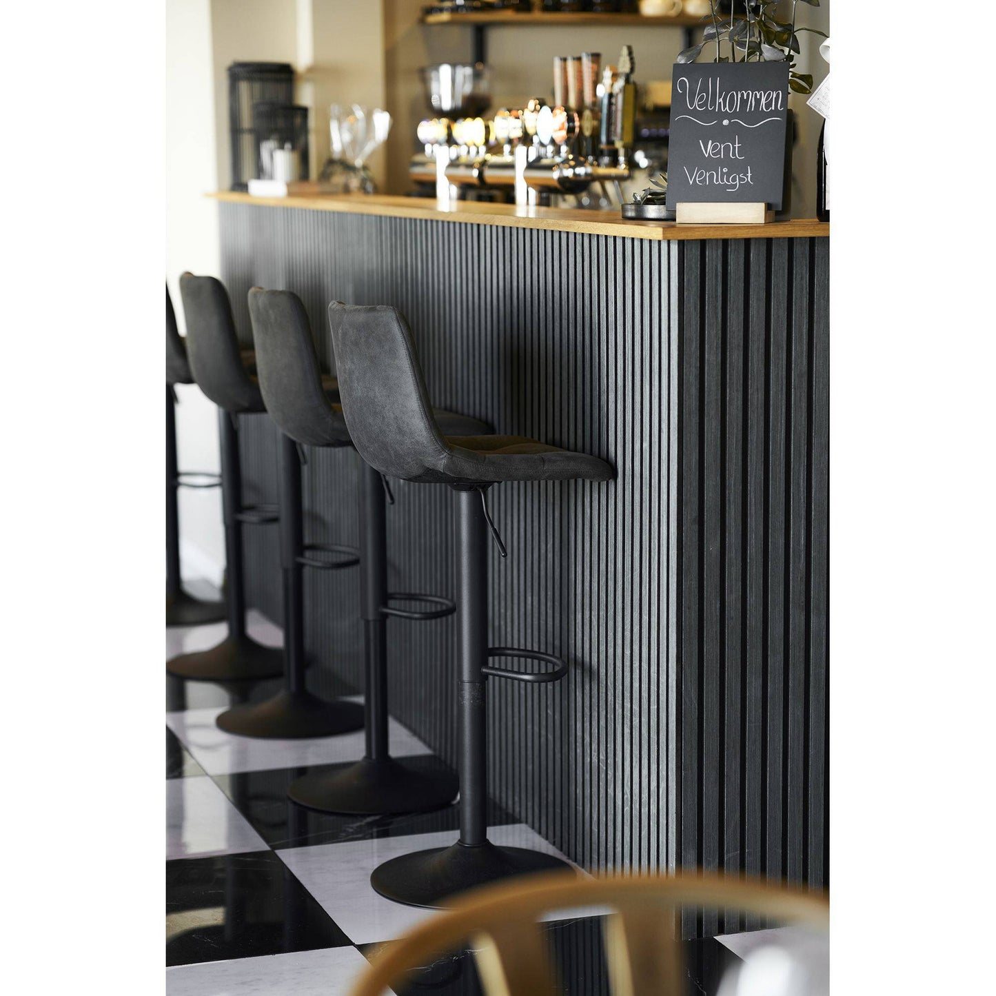 Scaun de bar, microfibra, gri inchis, picioare negre, in living scandinav modern