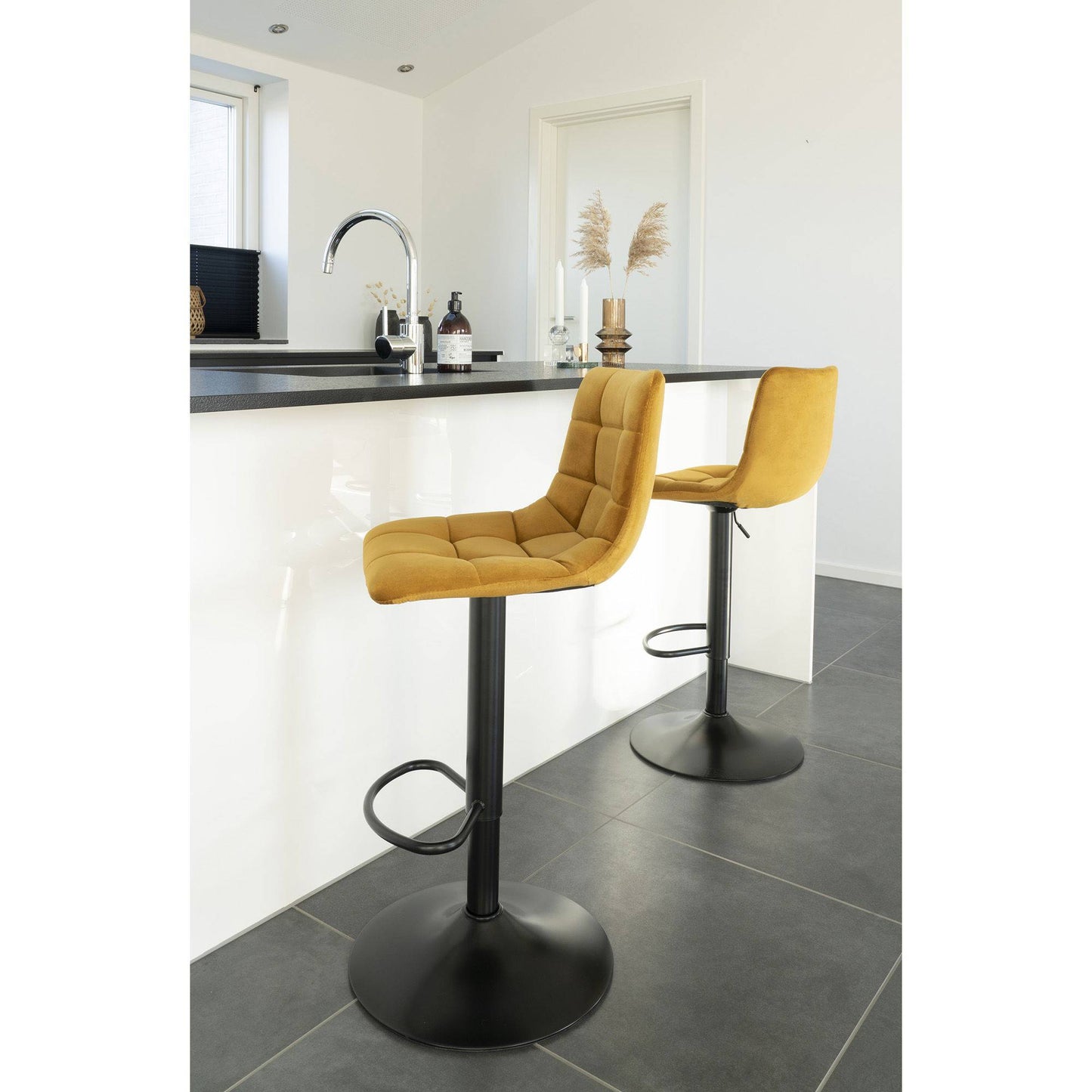 Scaun de bar din catifea, galben mustar, picioare negre, in living scandinav modern