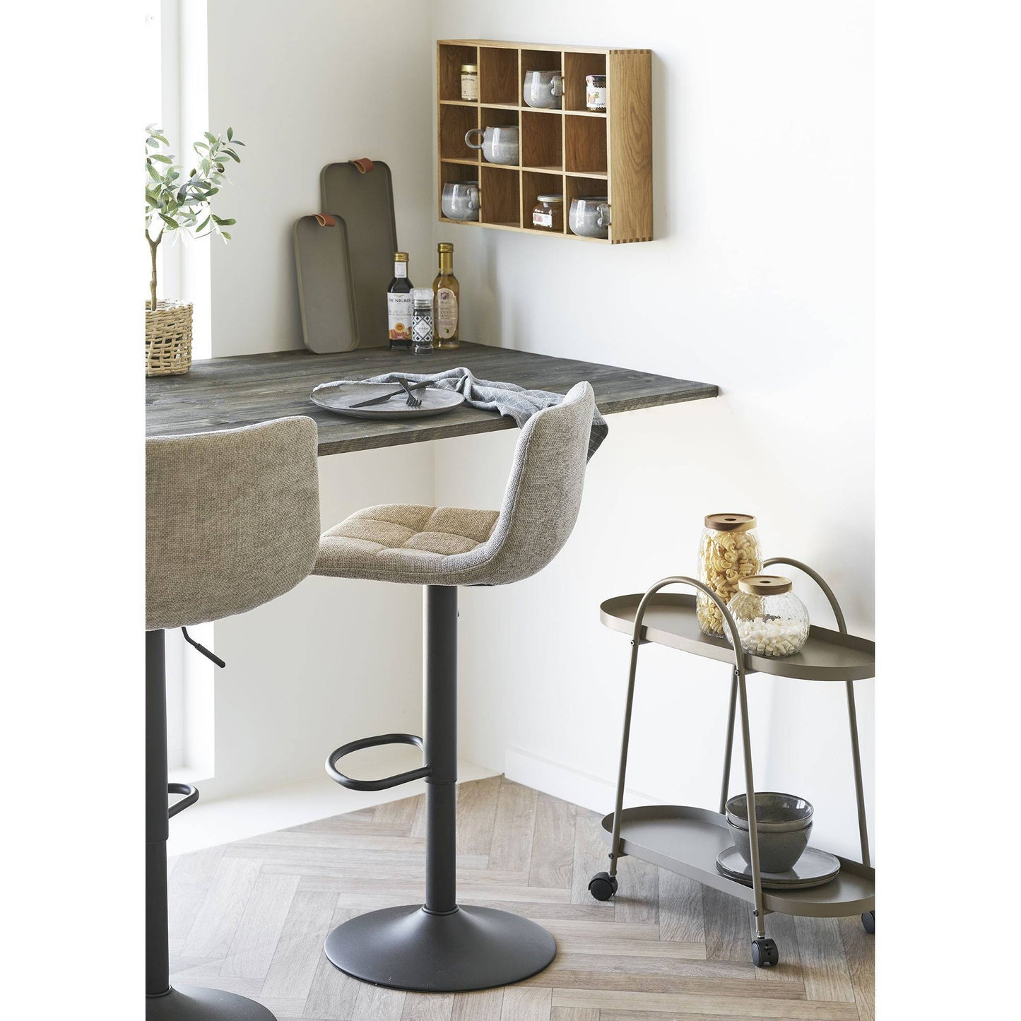 Scaun de bar, gri, cu picioare negre, in living bej