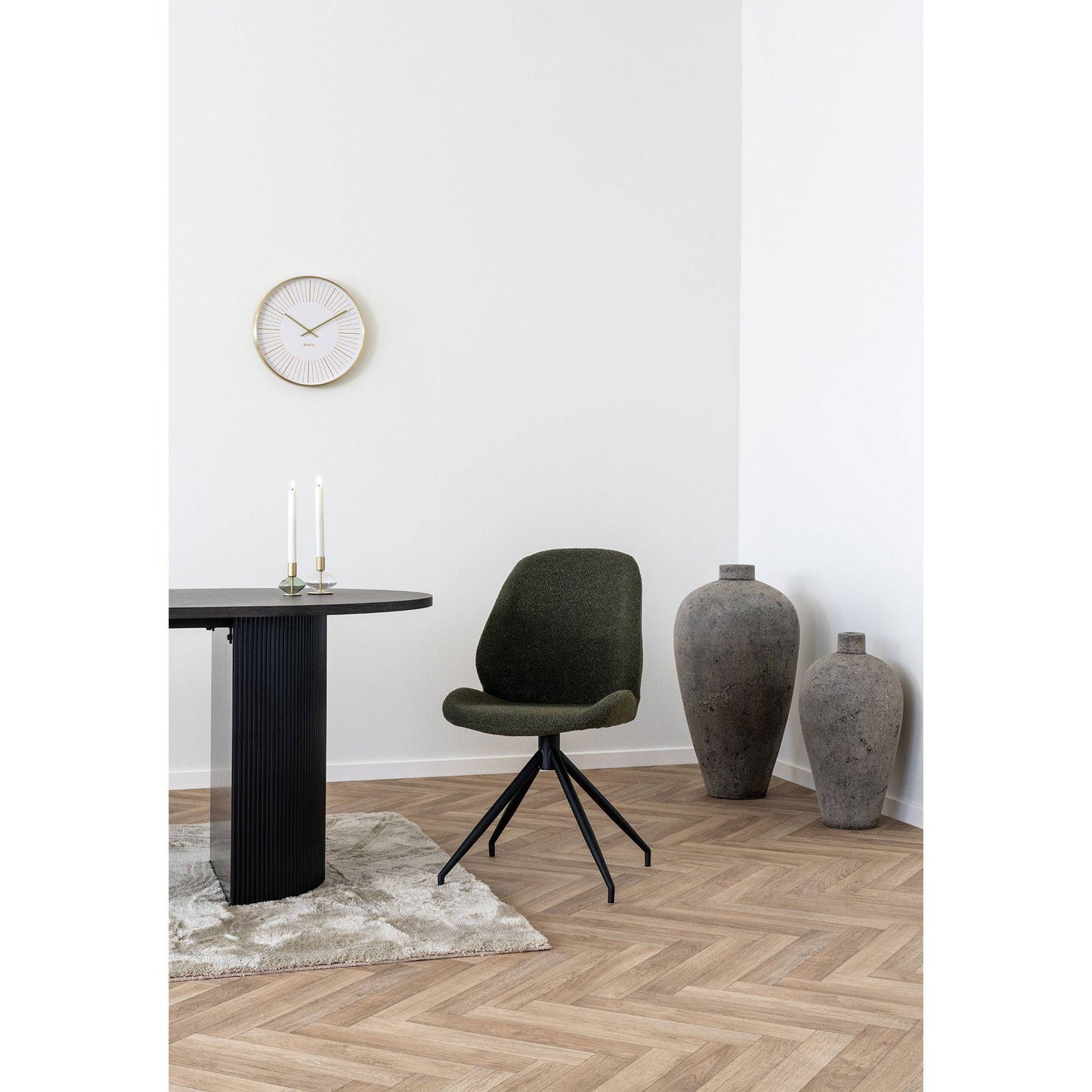 Scaun de dining rotativ, material bouclé, verde, picioare negre, in living bej