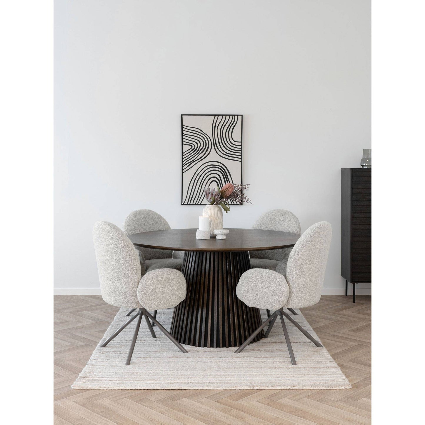 Scaun de dining rotativ cu cotiera, bouclé, nisipiu, picioare gri, in living alb