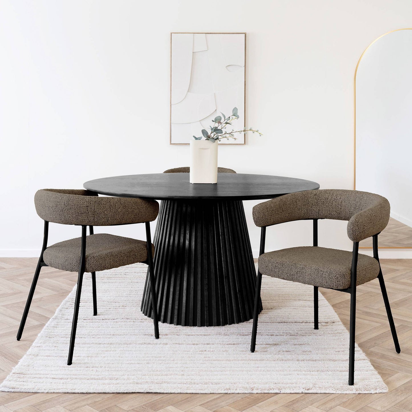 Scaun de dining maro, picioare negre, in living bej