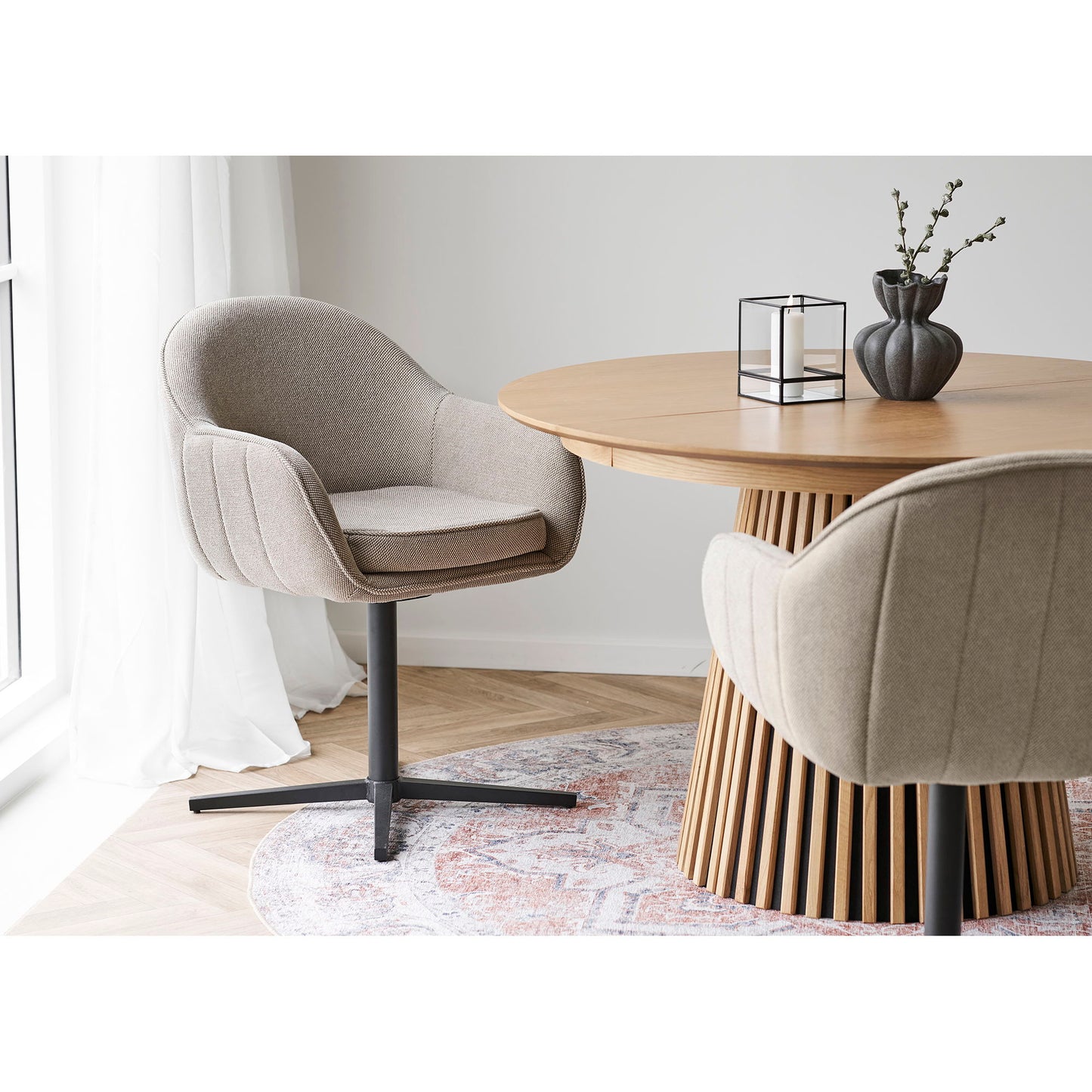 Scaun de dining rotativ, gri deschis, picioare negre, in living bej