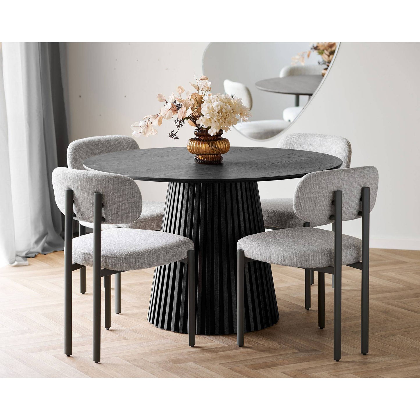 Scaun de dining gri deschis, picioare gri, in living bej