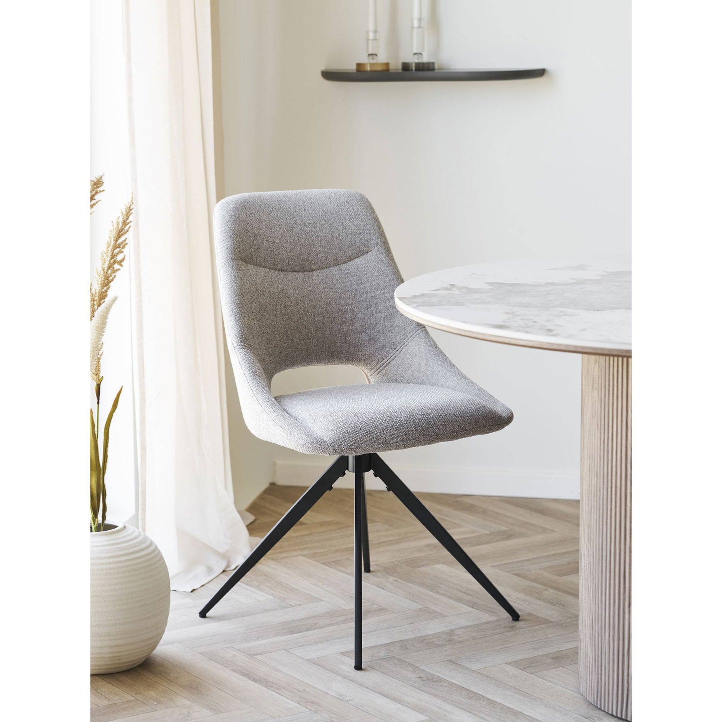 Scaun de dining rotativ, nisipiu, picioare negre, in living bej