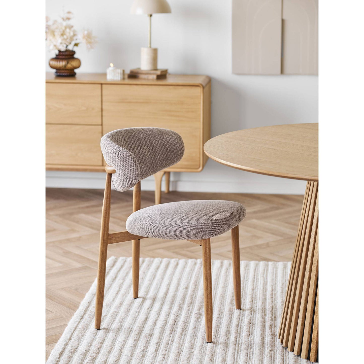 Scaun de dining nisipiu, picioare cu aspect de lemn, stejar, in living bej