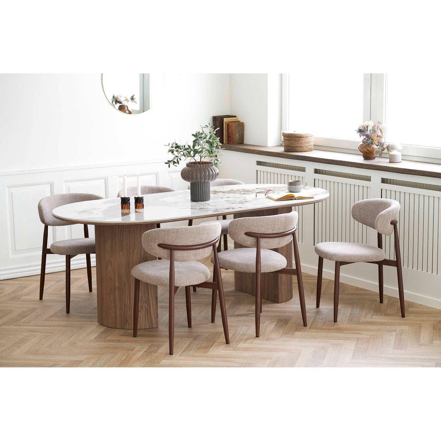Scaun de dining nisipiu, cu picioare cu aspect de lemn, din nuc, in living deschis