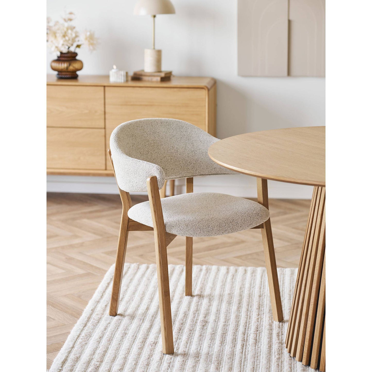 Scaun de dining cu cotiere, din lemn de stejar cu sezut textil, bej, in living bej