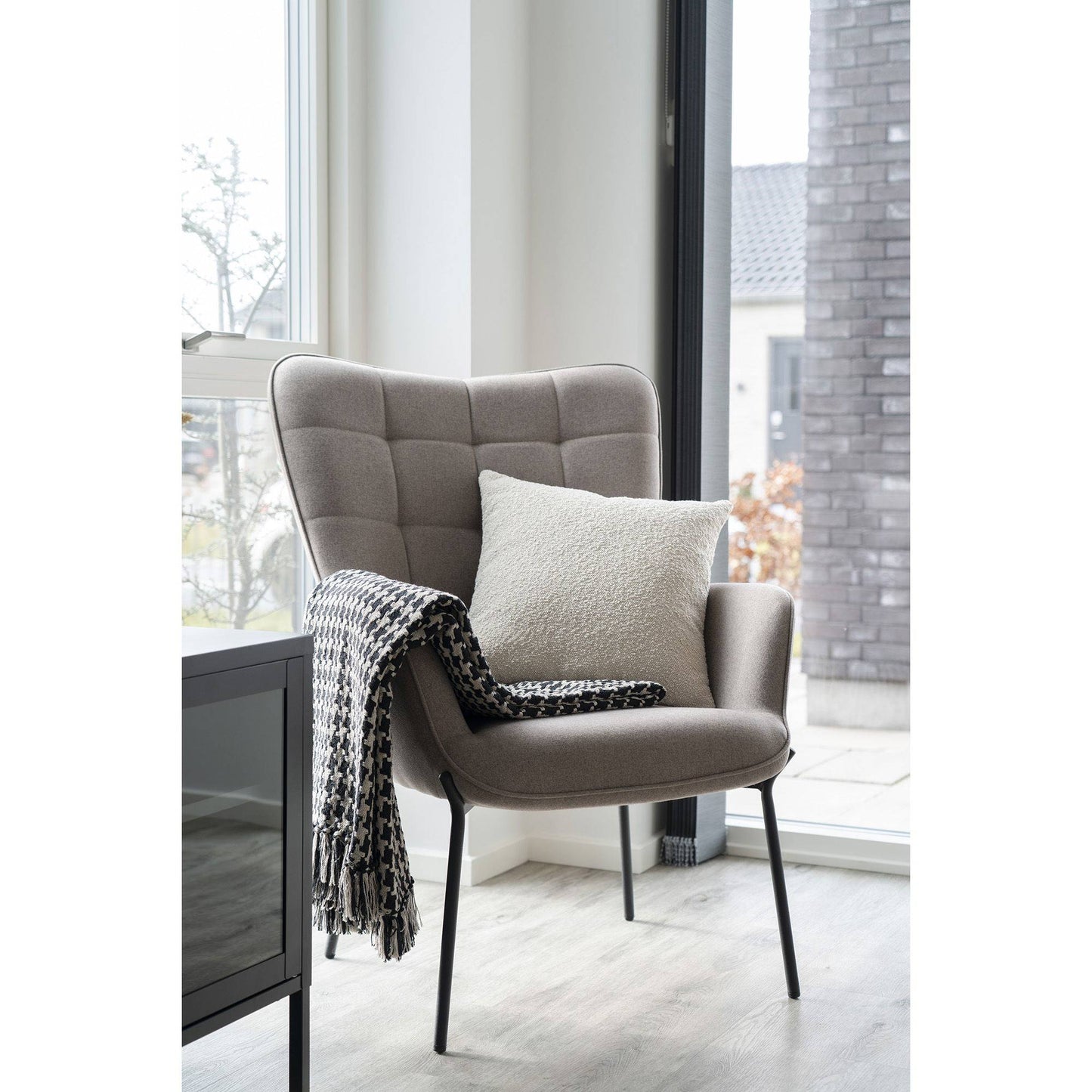 Scaun de culoare gri piatra, cu picioare negre, in living