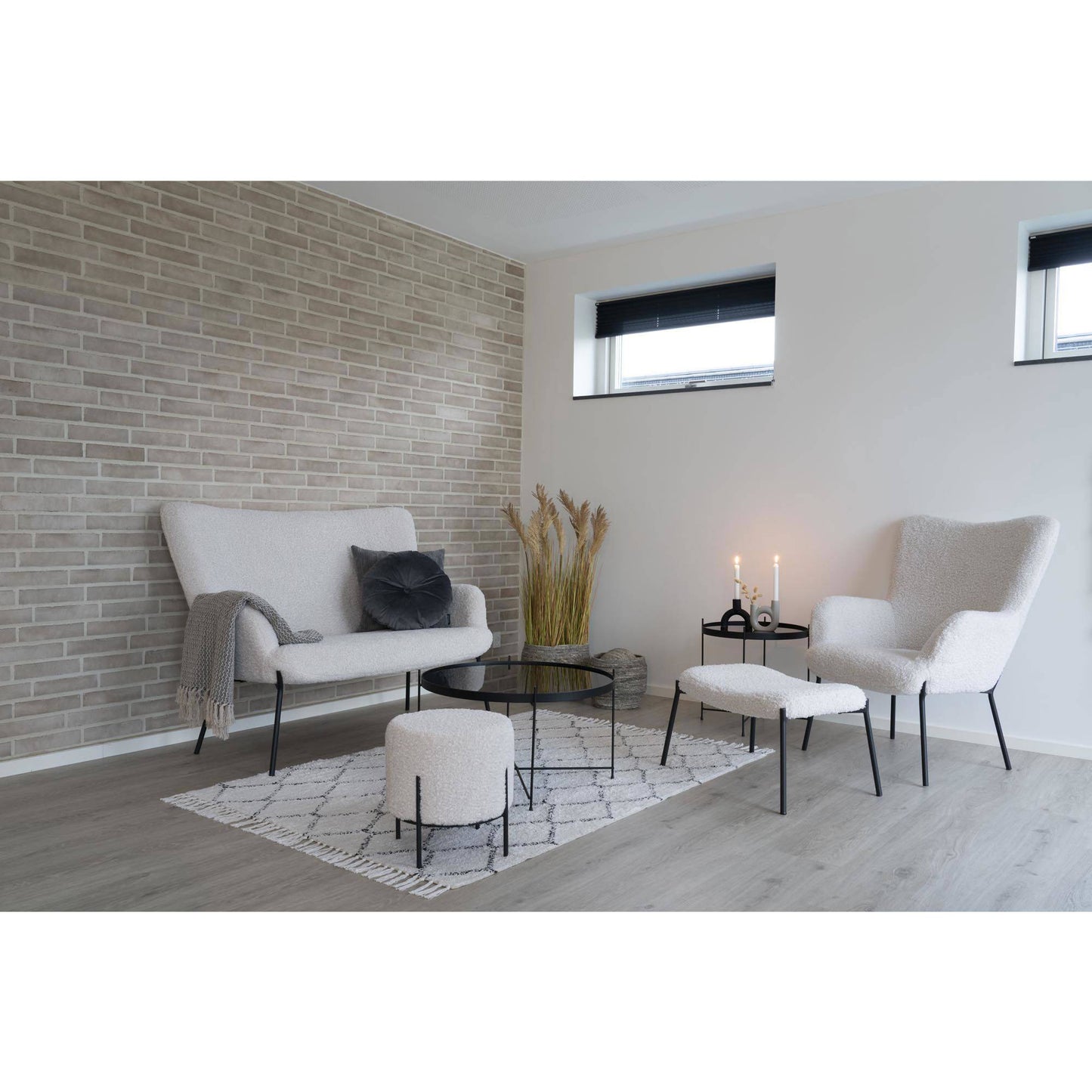 Set fotoliu si taburet alb, in living