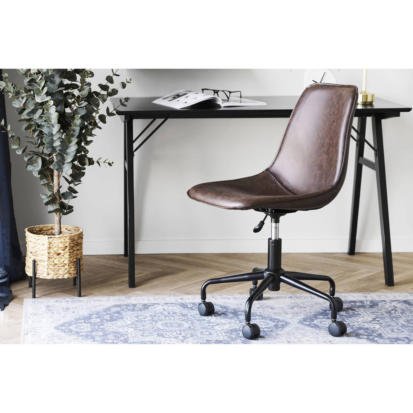 Scaun de birou rotativ din piele PU, maro inchis, picioare negre, in living