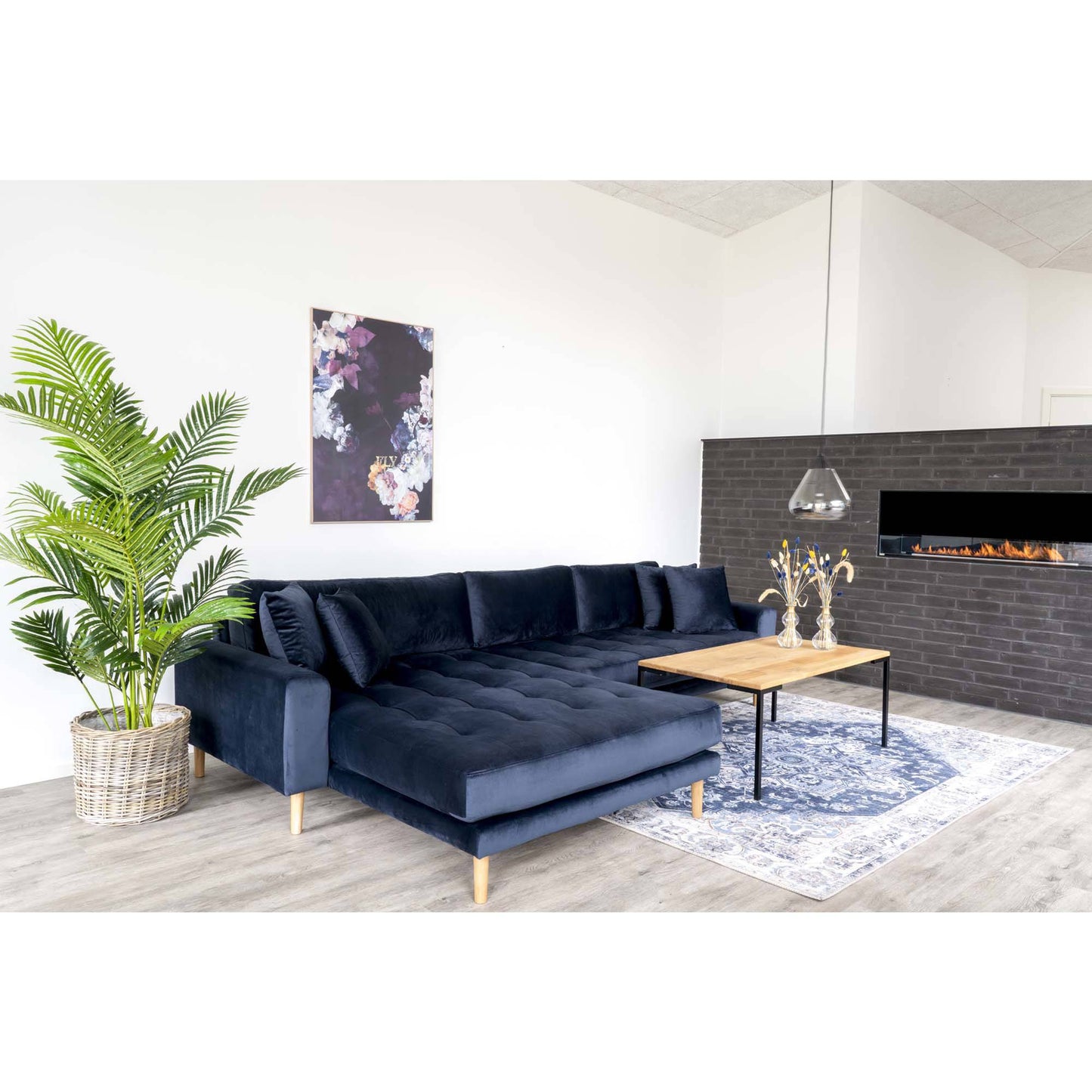 Canapea lounge cu orientare stanga, albastru inchis, din catifea, cu 4 perne si picioare din lemn natur, in living