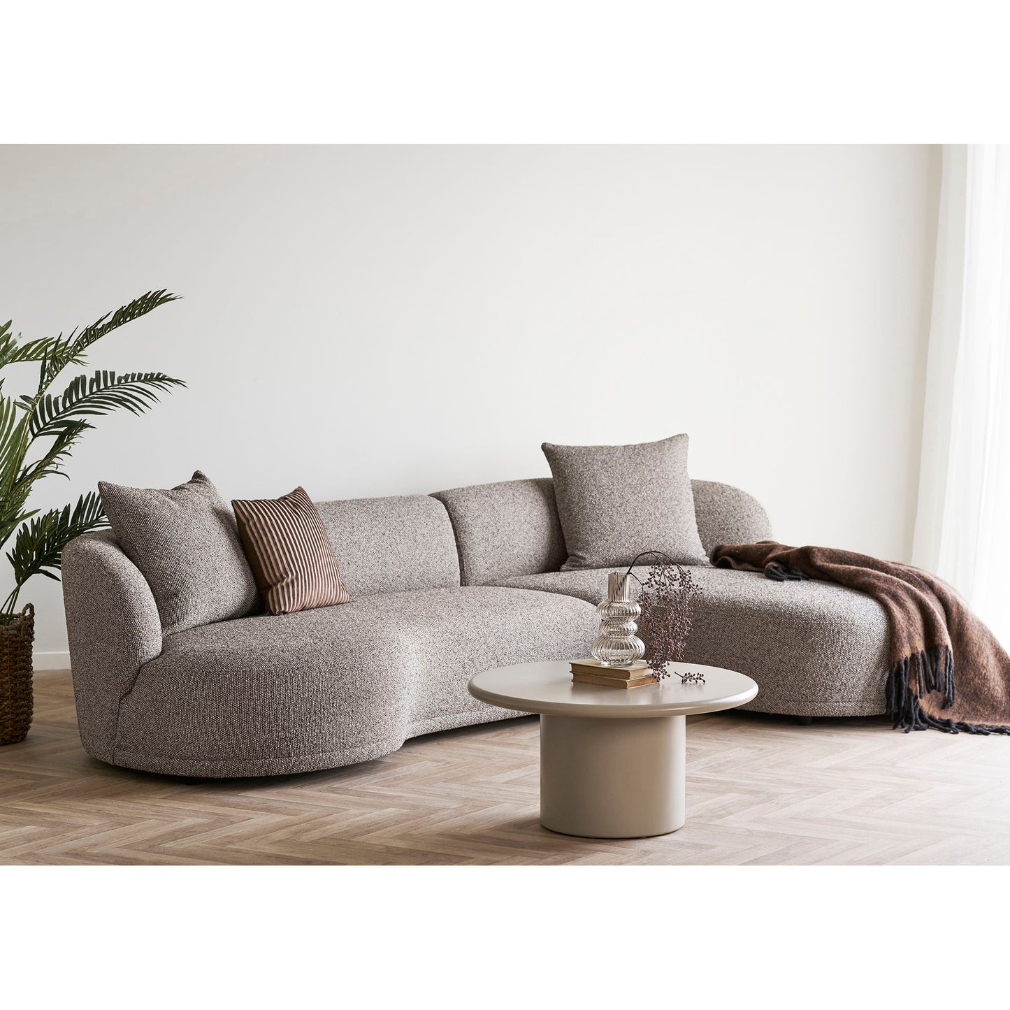 Canapea lounge cu 2 perne, orientare dreapta, maro, in living scandinav