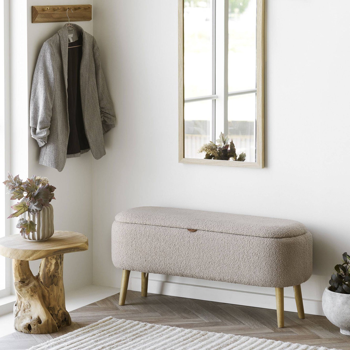 Banca cu spatiu depozitare bouclé, bej, vedere laterala, in living scandinav