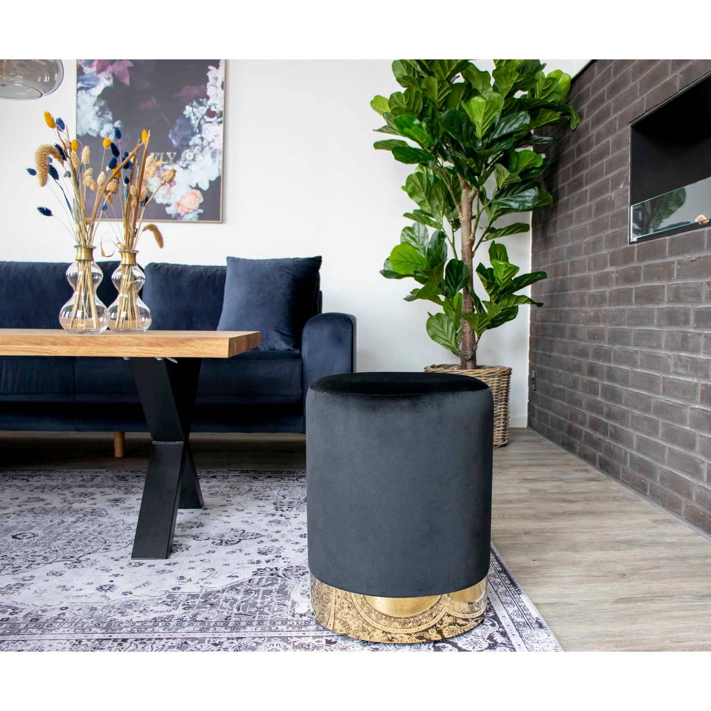 taburet din catifea neagra, cu baza cu aspect de alama, in living