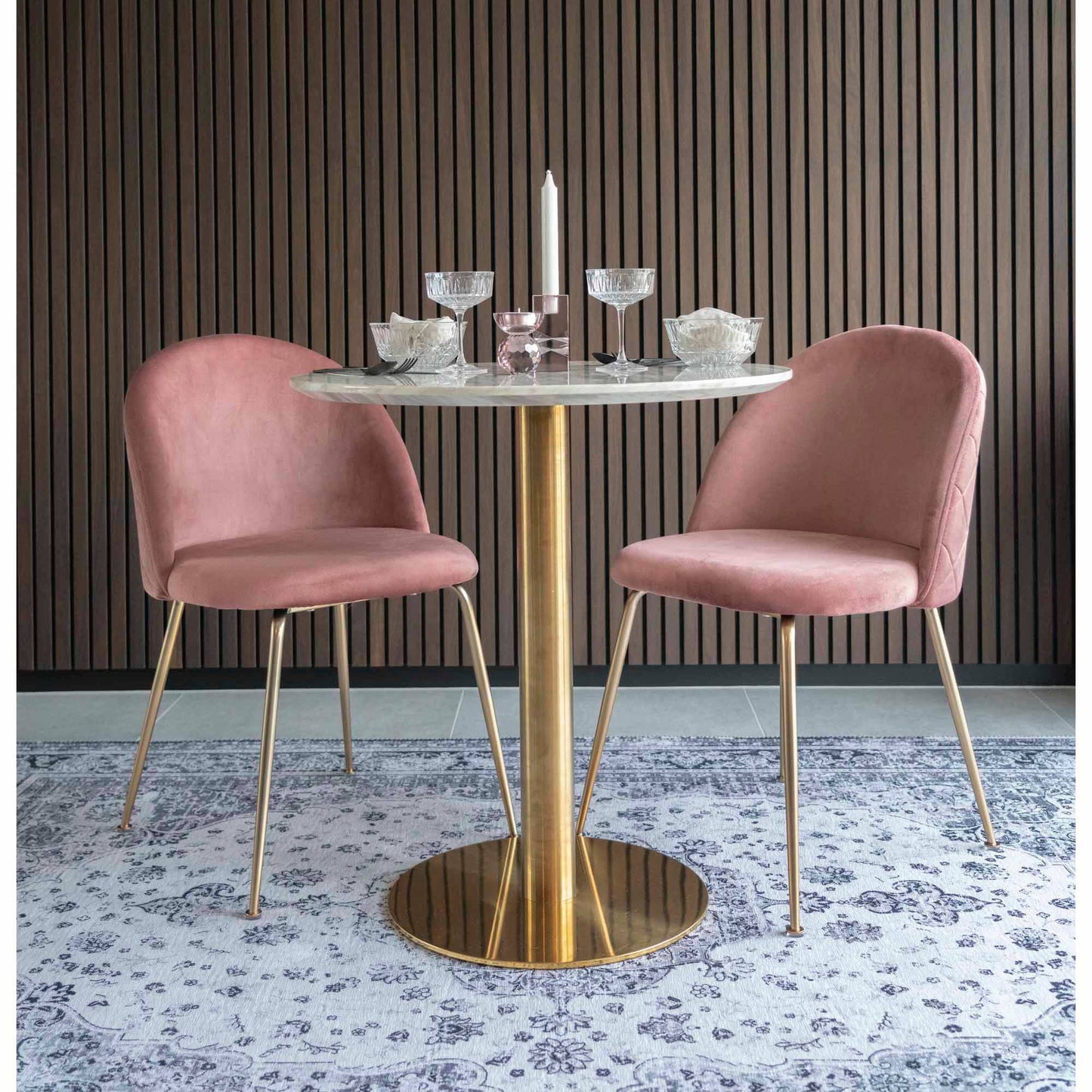 Masa de dining, cu blat cu aspect de marmura, baza cu aspect alama, in living