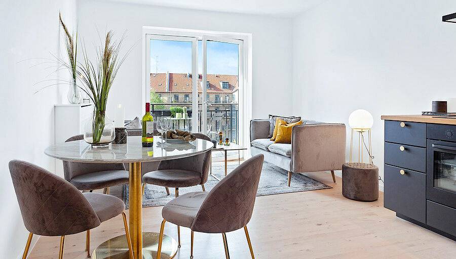 Masa de dining, cu blat cu aspect de marmura, baza cu aspect de alama, in living