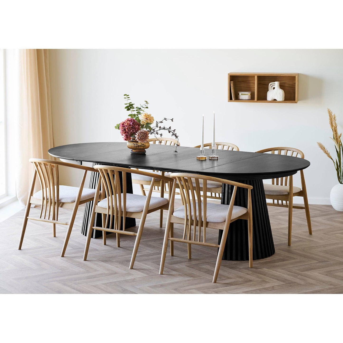 Masa de dining din furnir de stejar, negru, incl. trei placi de extensie, in living bej