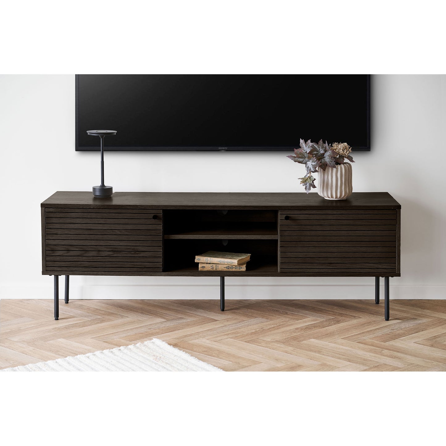 Comoda TV cu 2 usi, 2 rafturi, furnir de stejar, smoked, picioare metalice negre, in living
