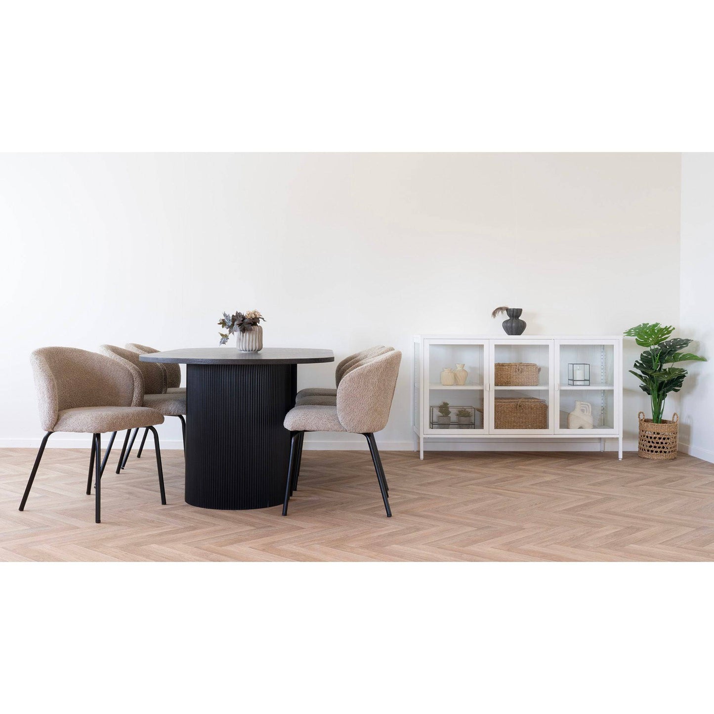 Masa de dining maro inchis, in living