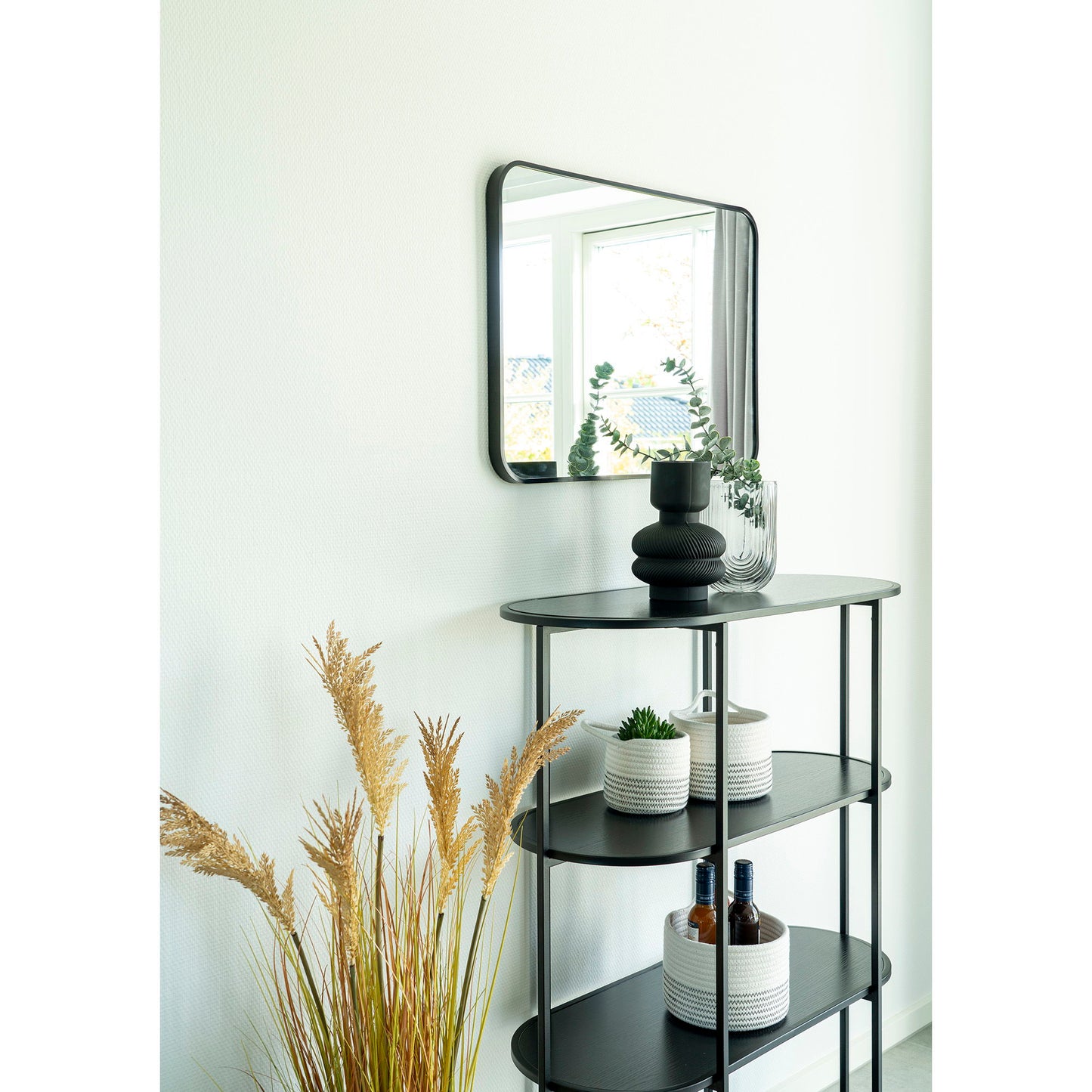 Etajera ovala cu 4 rafturi, negru, rama neagra, in living scandinav modern