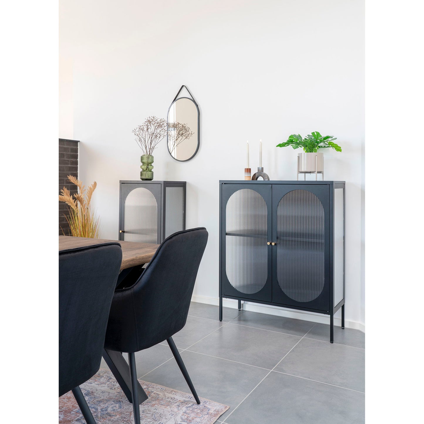 Vitrina cu 2 usi din sticla texturata, otel, negru, in living scandinav