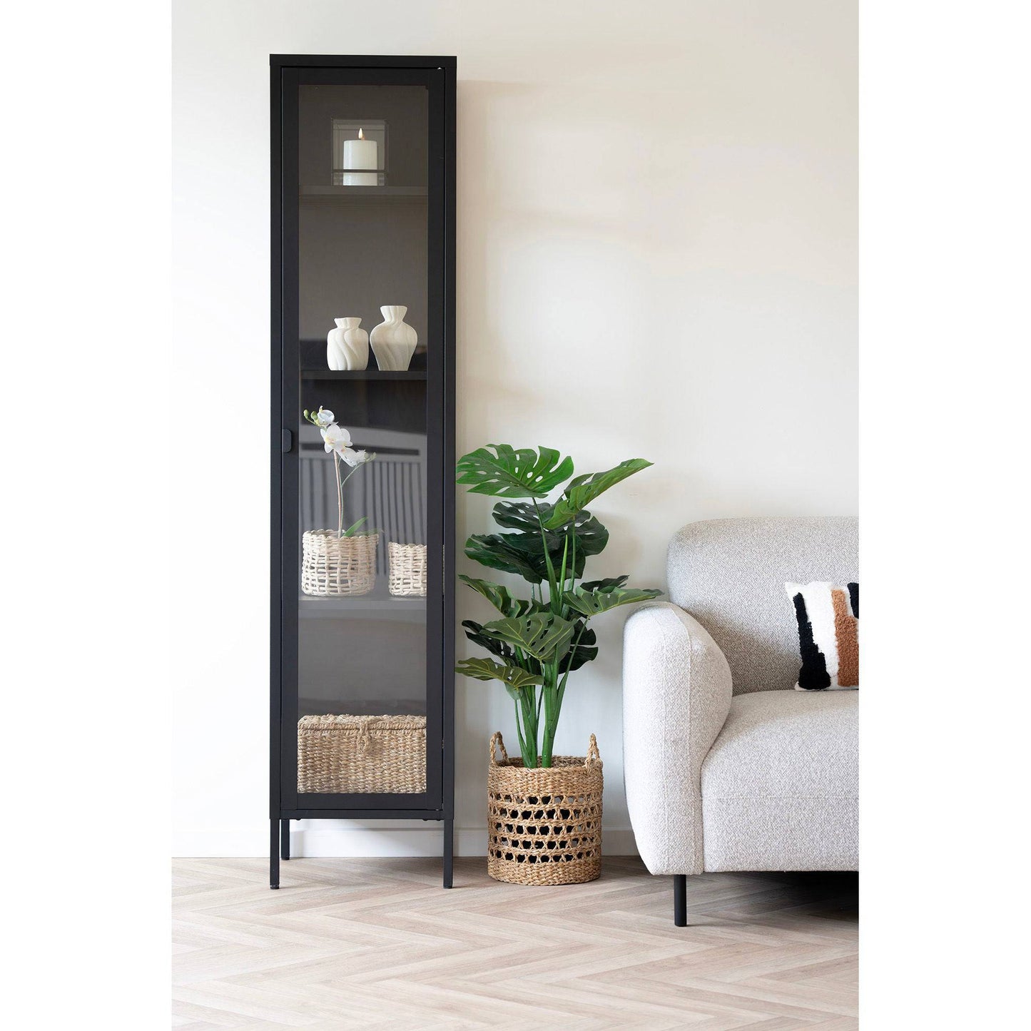 Vitrina ingusta cu 1 usa de sticla, din otel negru, in living scandinav