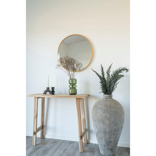 Oglinda cu rama din aluminiu, cu aspect de alama, in living