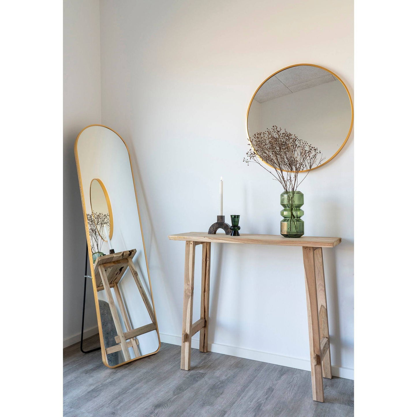Oglinda din aluminiu cu aspect de alama, in living scandinav