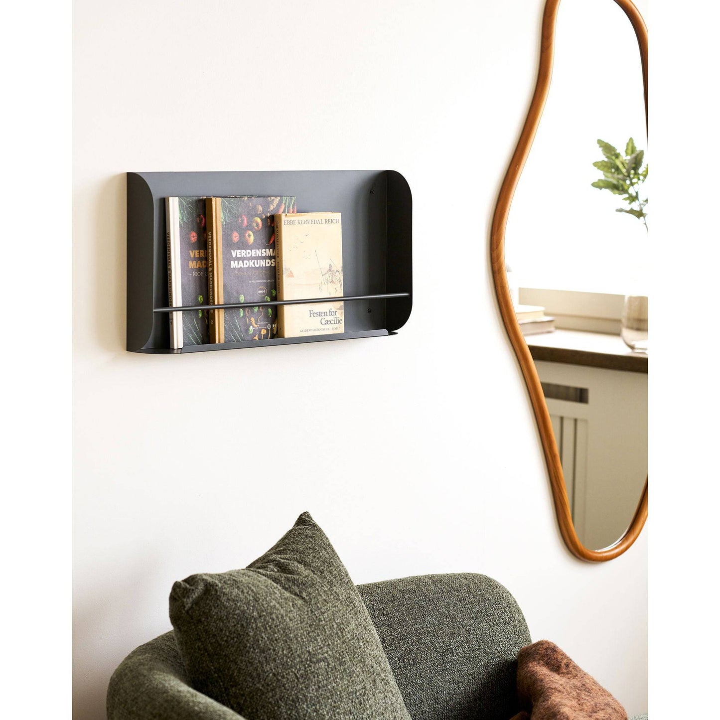Raft suspendat din metal, gri inchis, in living
