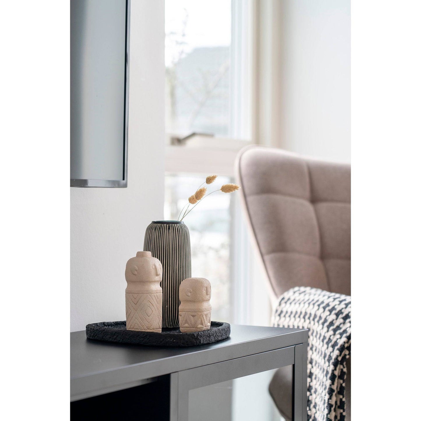 Decoratiune din ciment, bej, in living