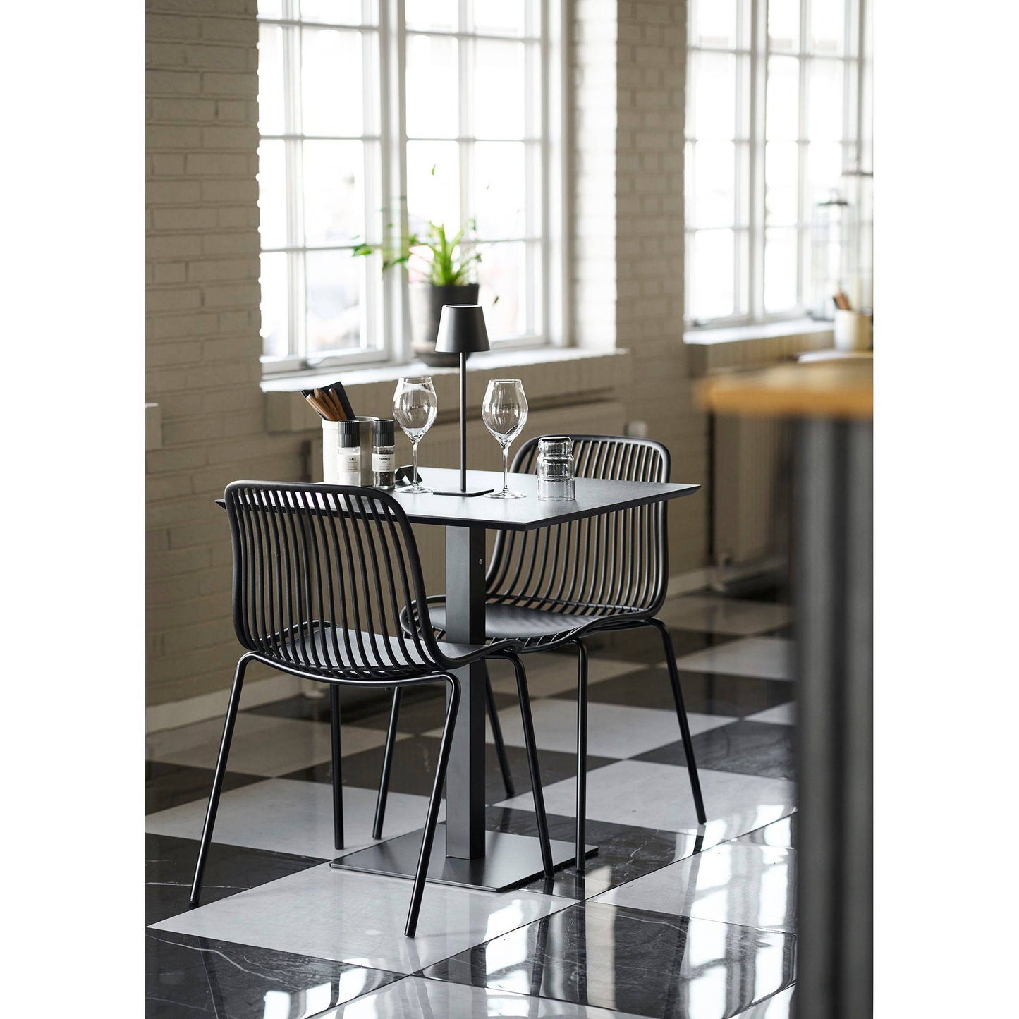 Scaun de dining din polipropilena, stivuibil, negru, pe terasa
