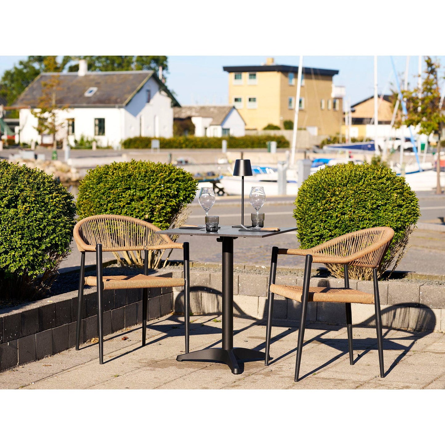 Scaun de dining, din aluminiu/PE ratan, natur, rama neagra, pe terasa
