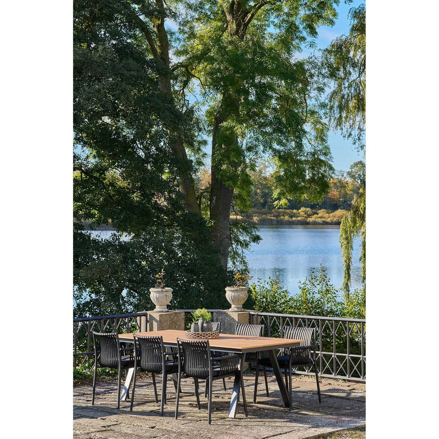 Masa de dining, natur/negru, pe tereasa