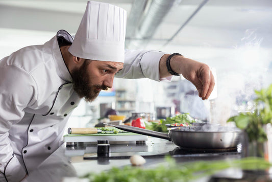 Greșeli care scurtează durata de viață a tigăilor profesionale în bucătării HoReCa