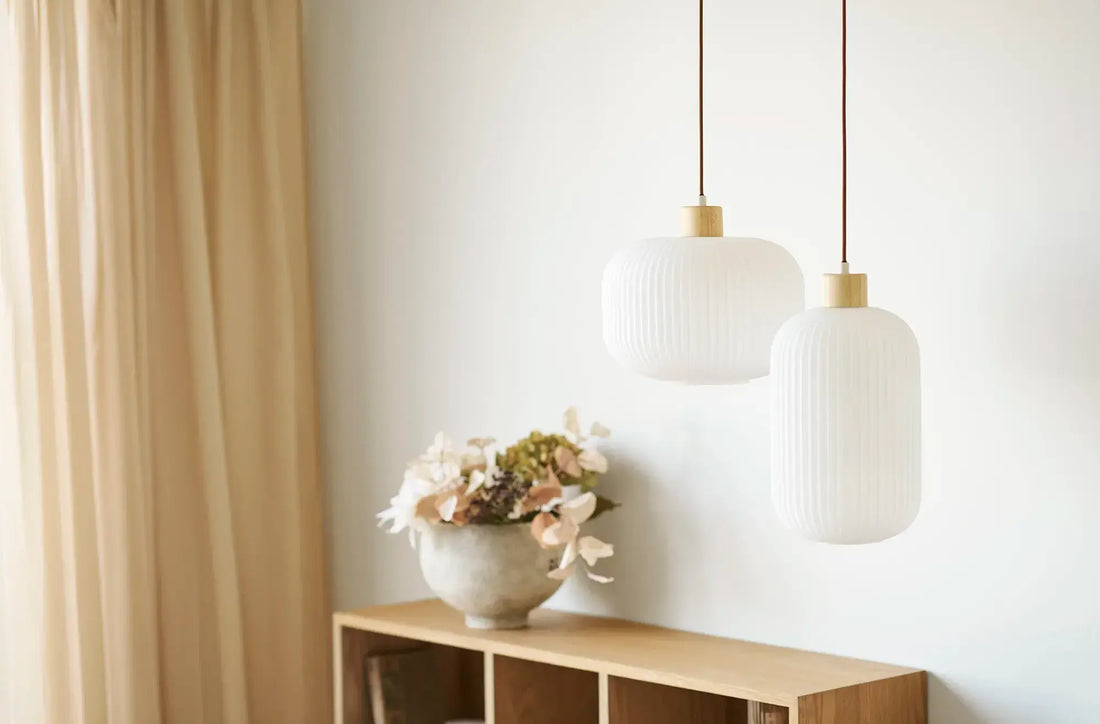 Doua lampadare in stil scandinav, expuse in living bej