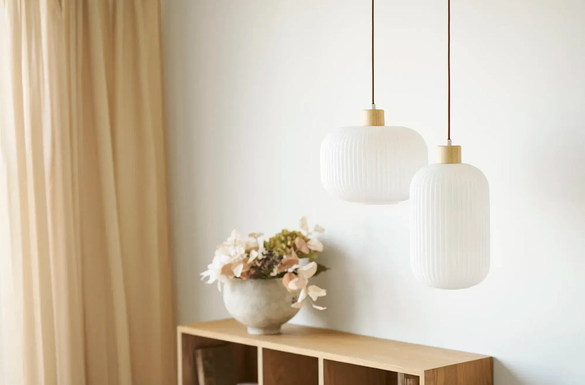 Doua lampadare in stil scandinav, expuse in living bej