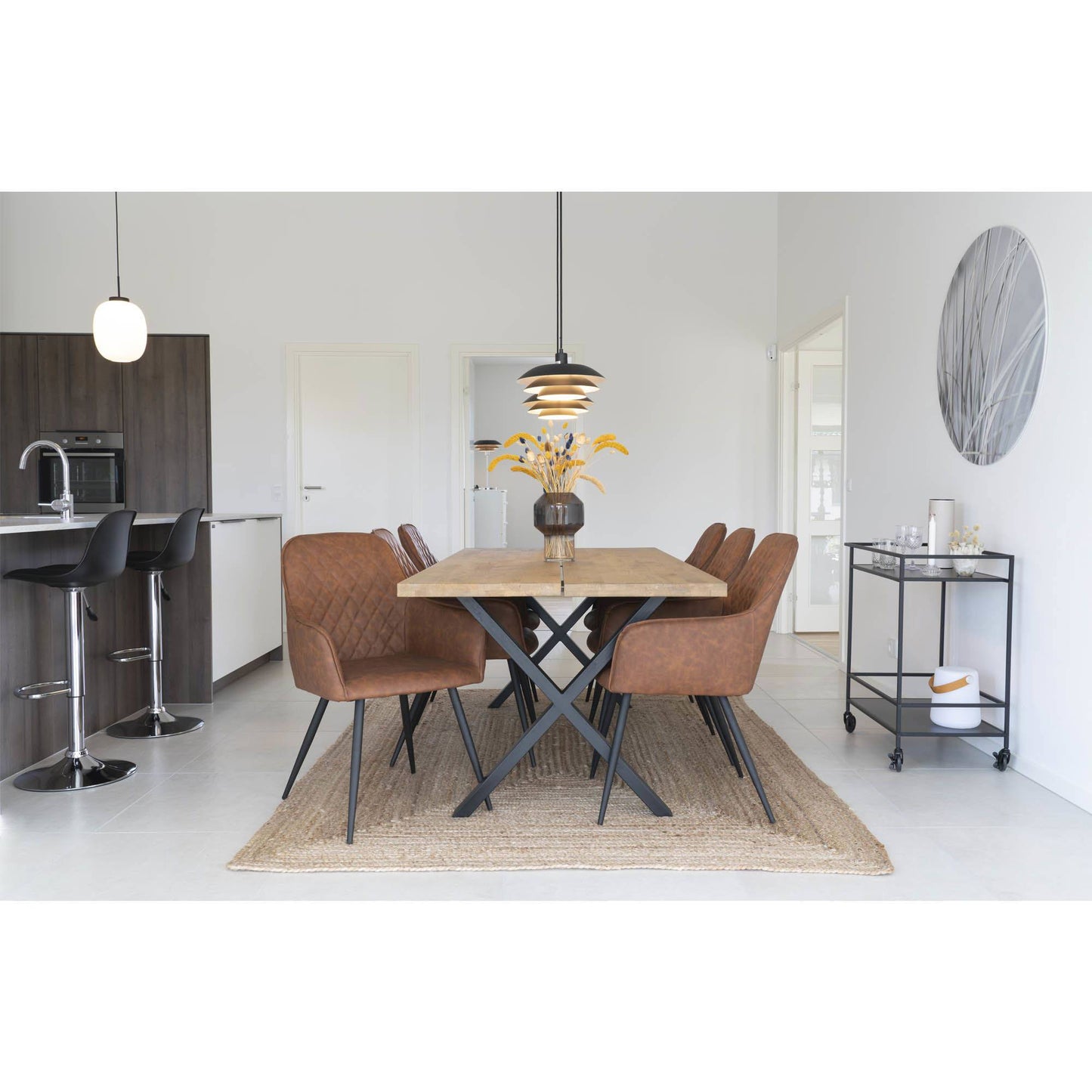 Scaun de dining din piele PU, maro vintage, cu picioare negre, in living scandinav modern