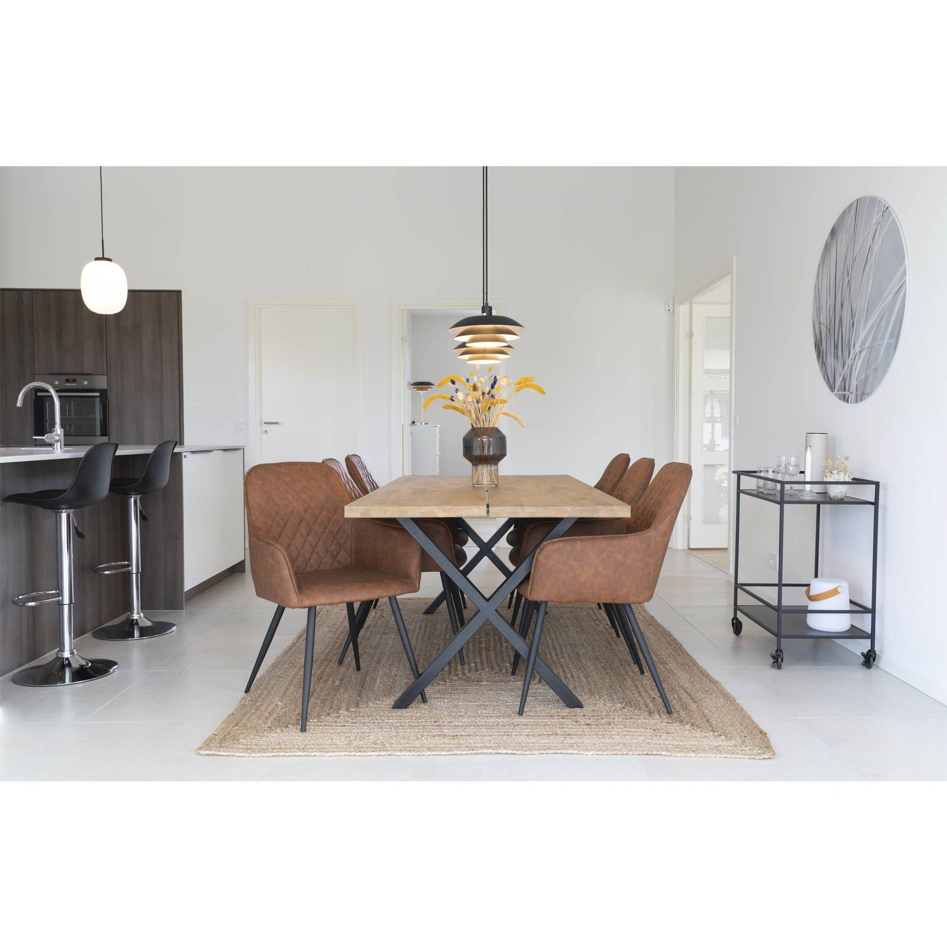 Scaun de dining din piele PU, maro vintage, cu picioare negre, in living scandinav modern