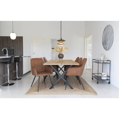 Scaun de dining din piele PU, maro vintage, cu picioare negre, in living scandinav modern