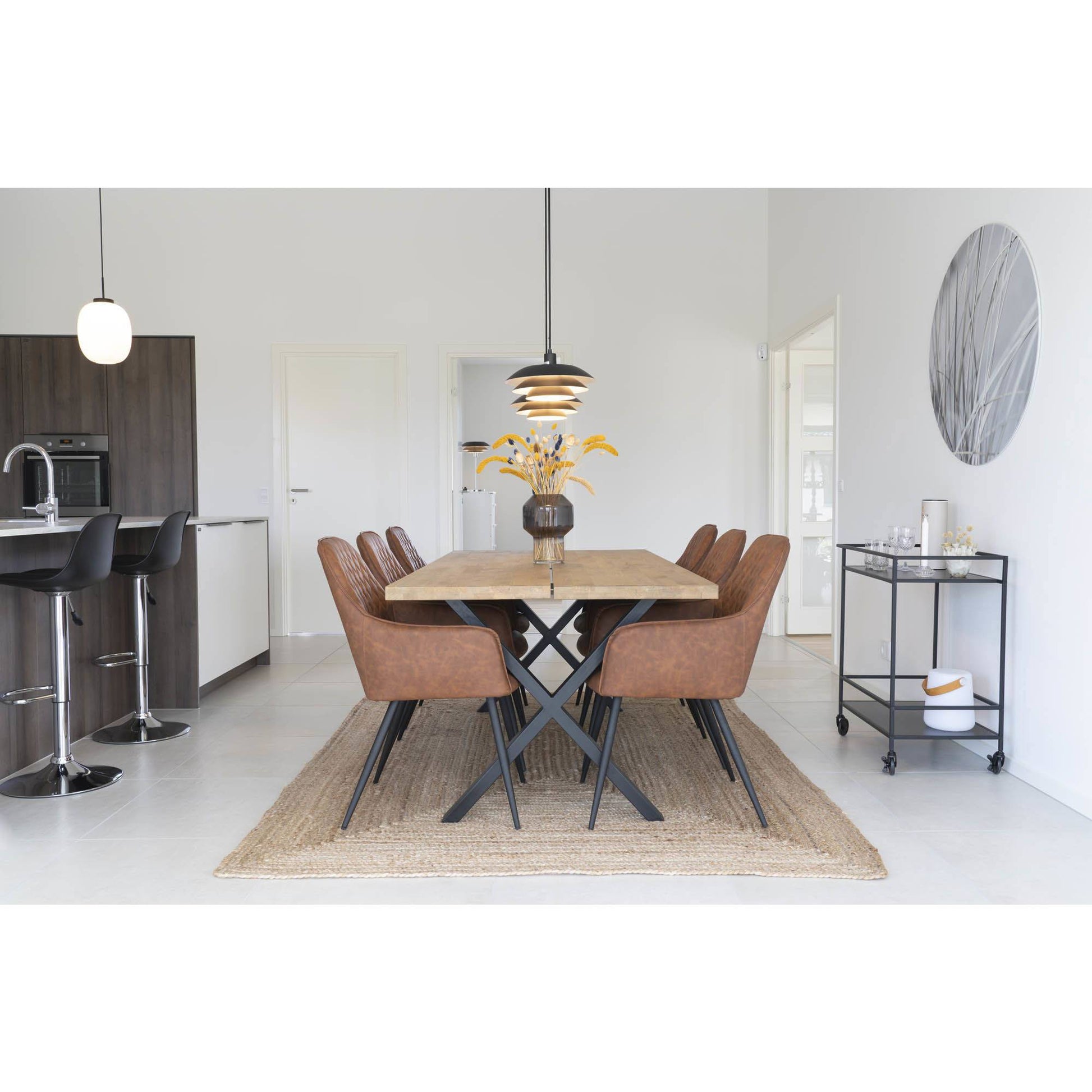 Scaun de dining din piele PU, maro vintage, cu picioare negre, in living scandinav modern